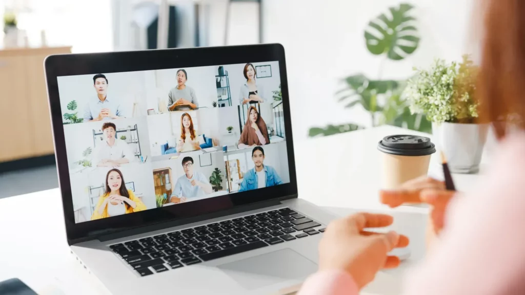 8 Tips for Managing a Remote Team [Experts Reveal]